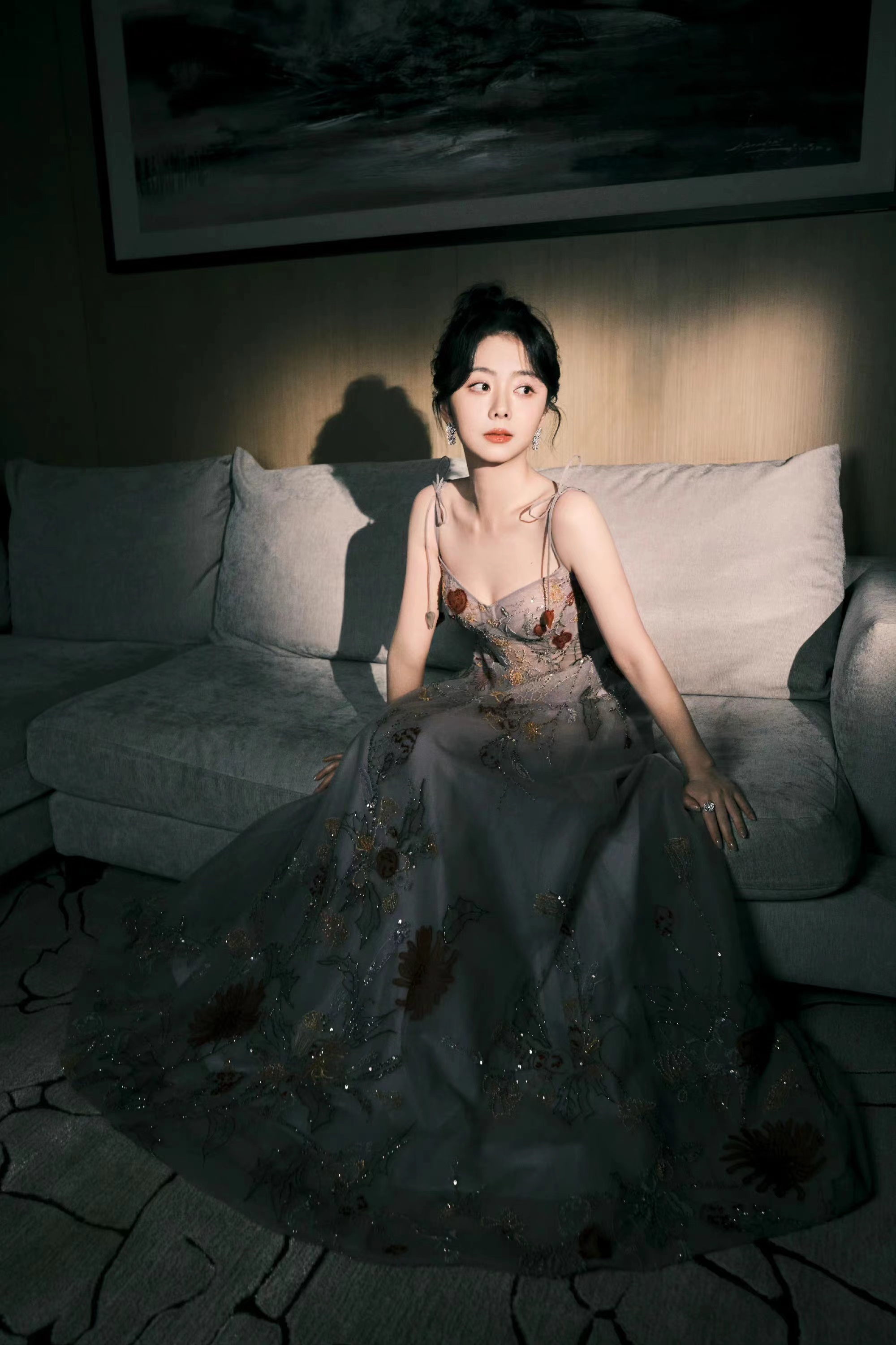 谭松韵出席中国电视剧年度盛典,穿一身刺绣吊带裙,清新又优雅!