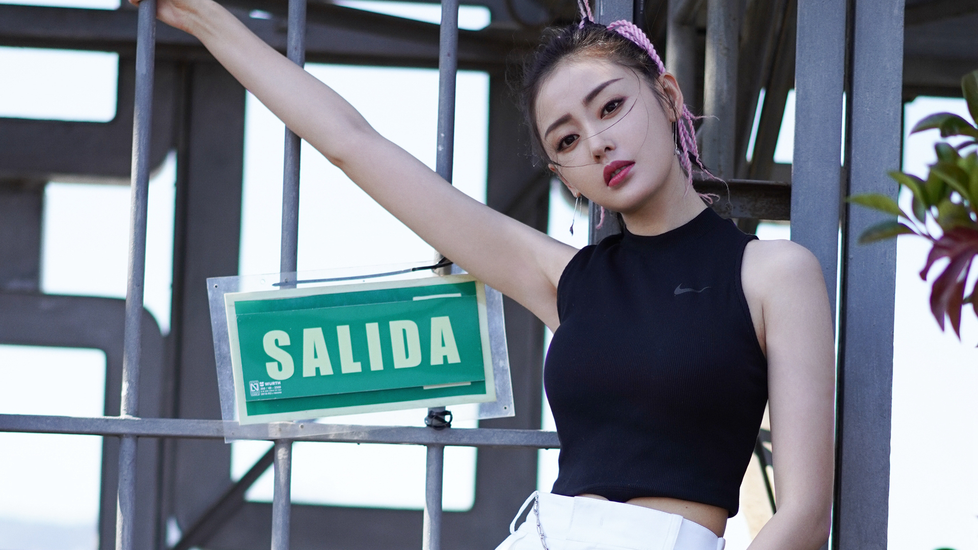 张天爱粉色脏辫甜美桌面壁纸