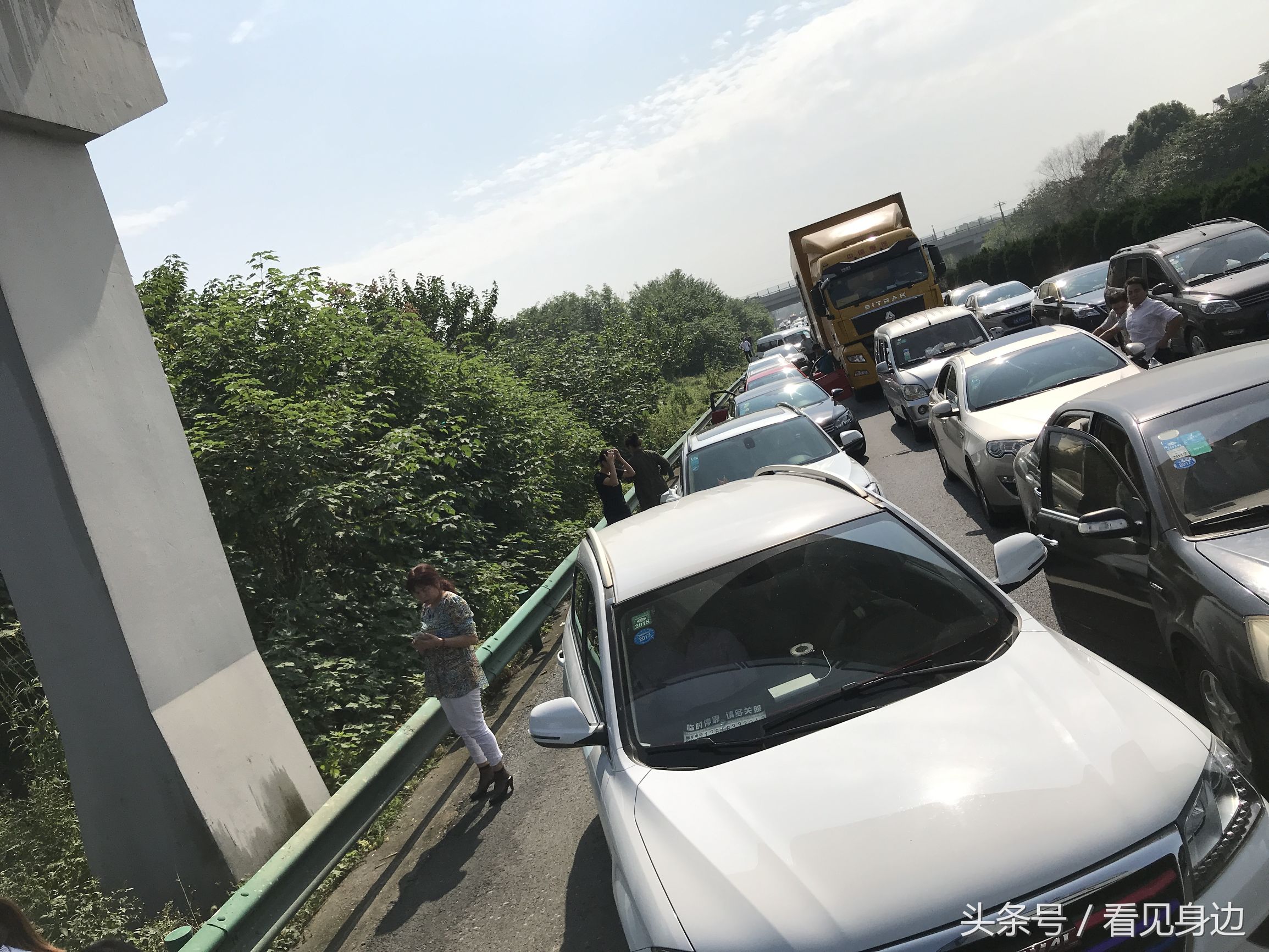 高速路上堵成这样应急车道也被占尿急比应急来得更猛烈