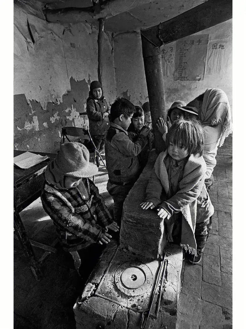 这是一张拍摄于90年代初小学教室的老照片#老照片#   相信对于很多80