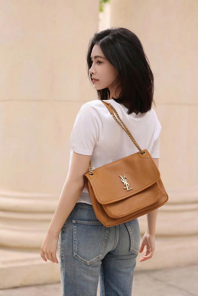 许佳琪时尚出击:白色体恤邂逅浅蓝牛仔裤,清新又养眼!