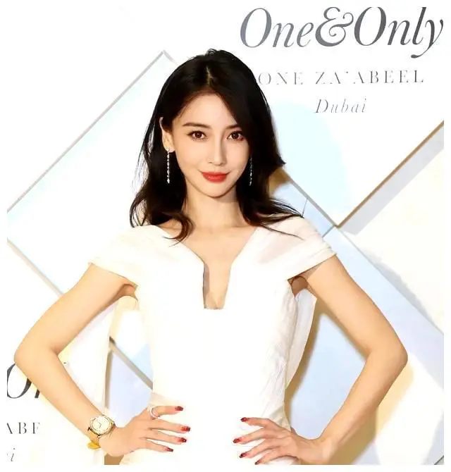 angelababy迪拜出席活动,高定全球首穿待遇好,生图能