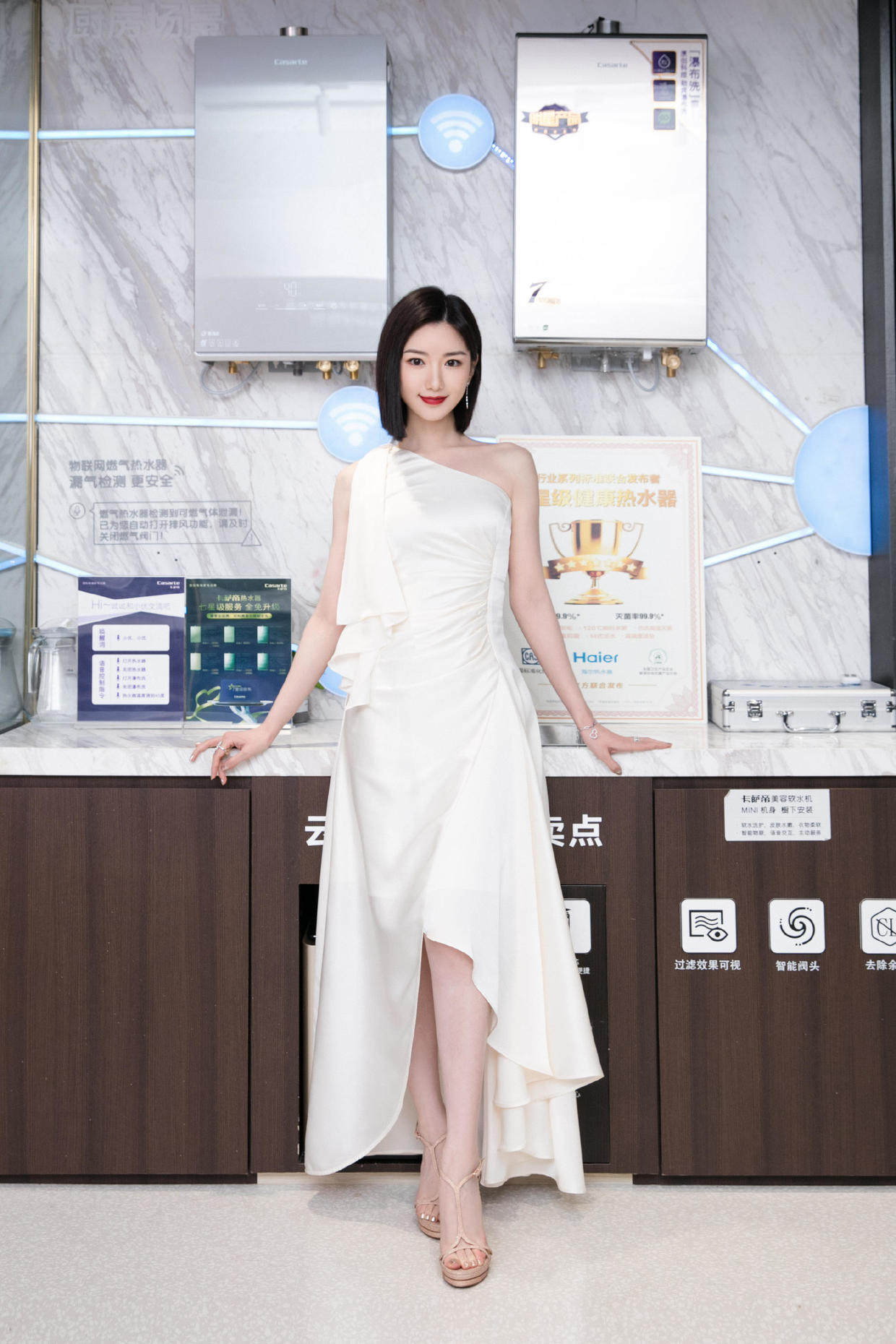 毛晓彤"小公主"气质范十足,穿黄色抹胸连衣裙简约大气,真漂亮