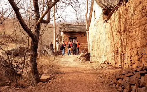 红军村里故事多