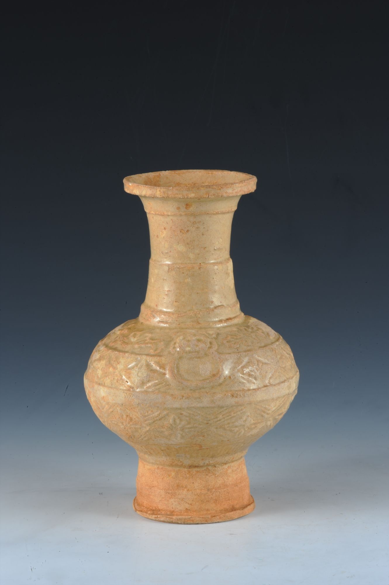 p>宋代青白釉印花铺首瓷瓶是一件宋代瓷器,收藏于海南省博物馆. /p>