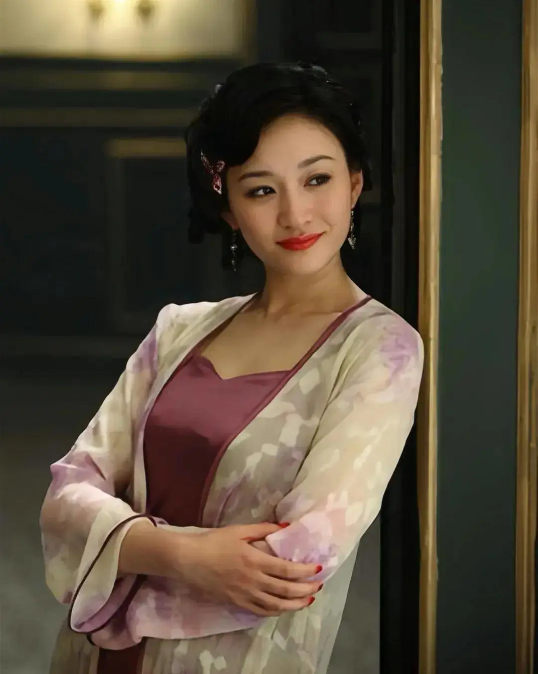 一人分饰两个角色的艺人,看完李小冉的反差,再看邓家佳直呼惊艳