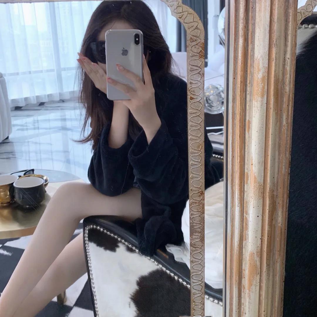 拿手机女头,自拍挡脸:与人间寥寥月色,长眠一场_手机搜狐网