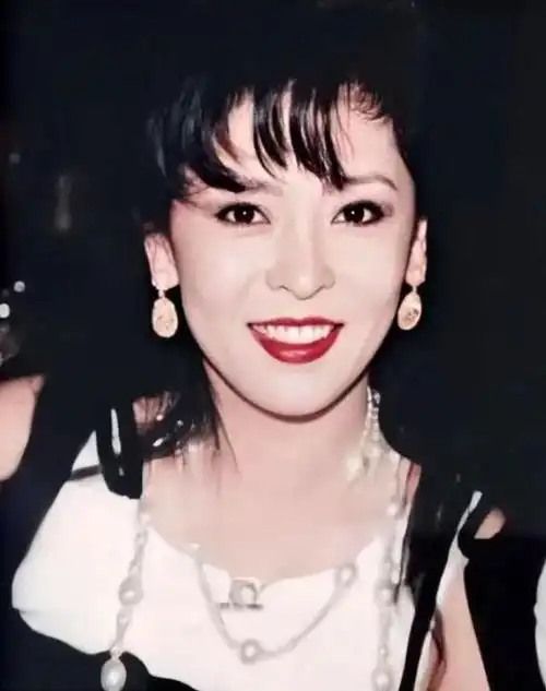 陈岚年轻时图片素颜照(63岁向太晒30年前旧照) - 帮企客