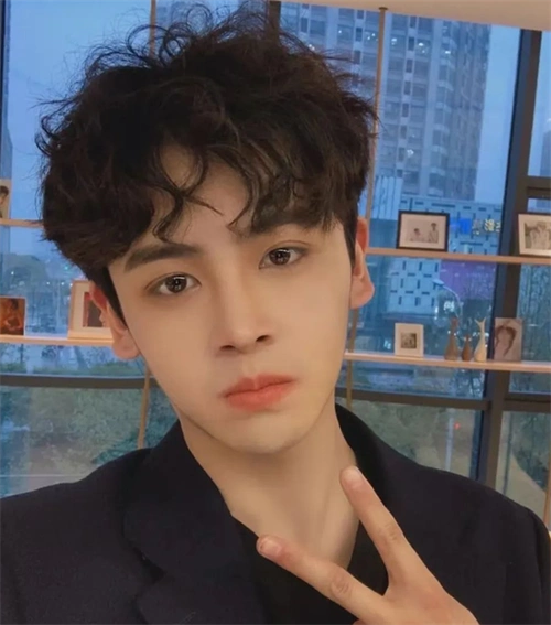 慵懒随性羊毛卷短发,细软少发量男生烫发效果,稍微露额看起来很有男团