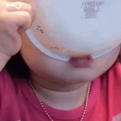 高清可爱小孩拿碗干饭头像图片