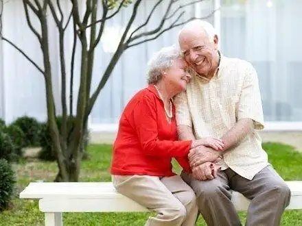 浪漫的欧美老人情侣图片