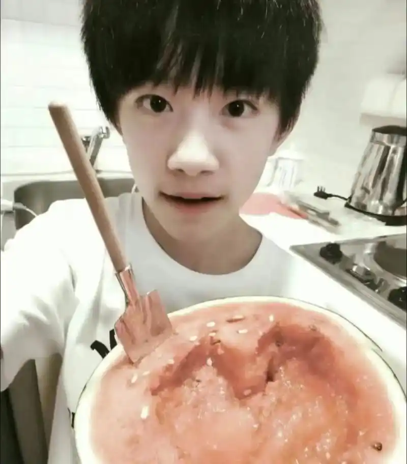 易烊千玺.从13年出道,被别人嘲笑团名;和粉丝见面被扇子拍, - 抖音