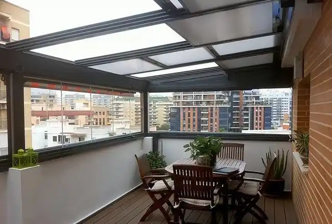 玻璃封阳台的最佳方案(封阳台玻璃效果图实用)