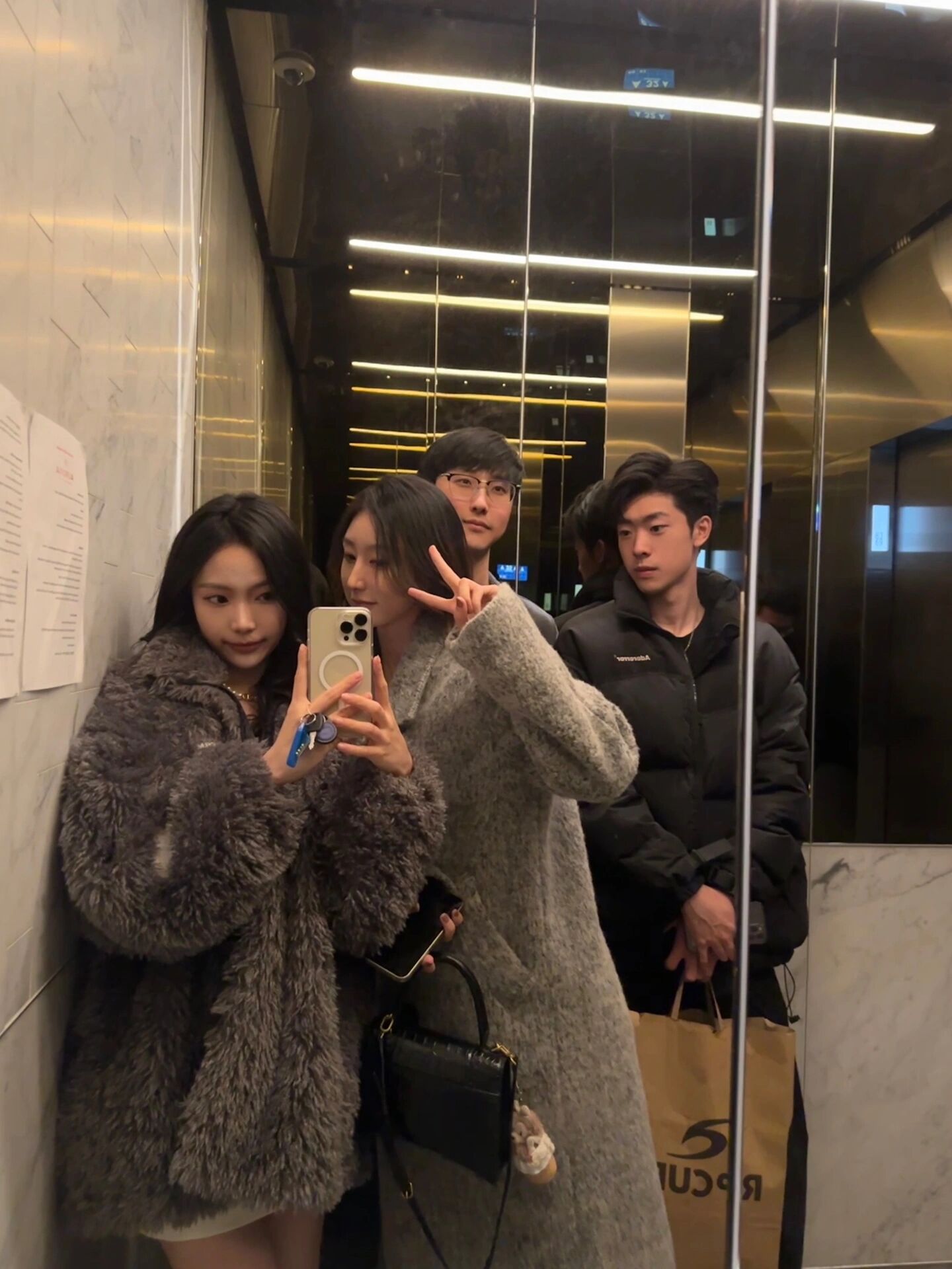 从fx时期就喜欢amber了 高中的时候也一直抱着手机