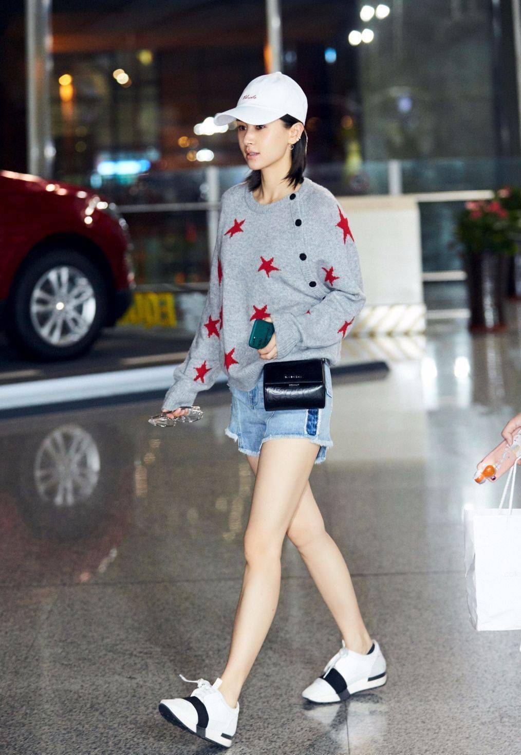 王子文穿短裤再现身,搭长靴还要折叠起来,腿到底有多短?