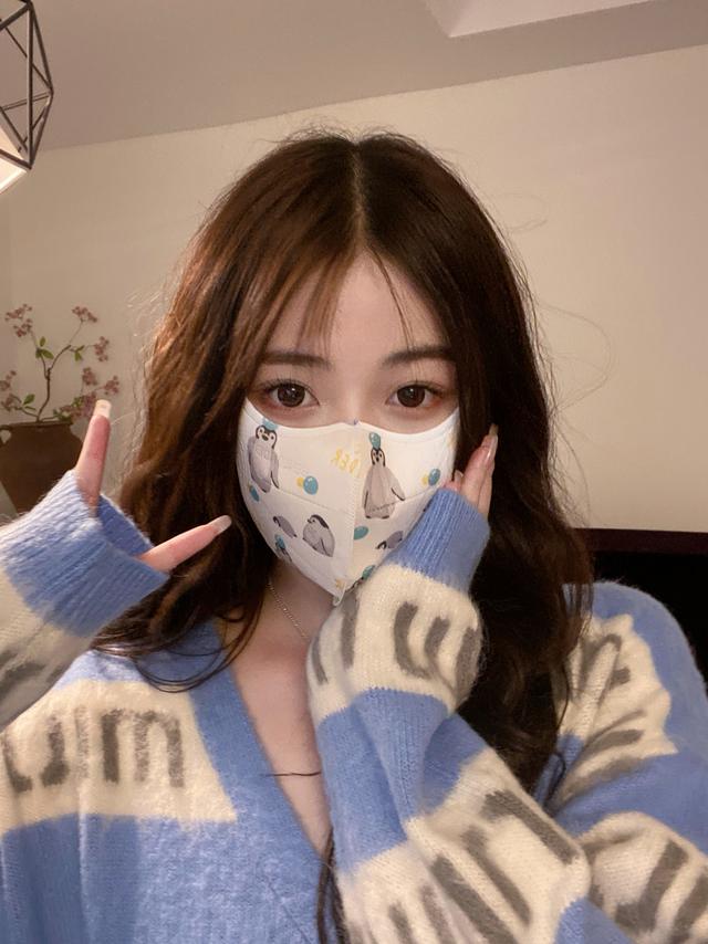 现在女生戴口罩已经远远不是单纯防护作用,早已成为装饰及时尚的一