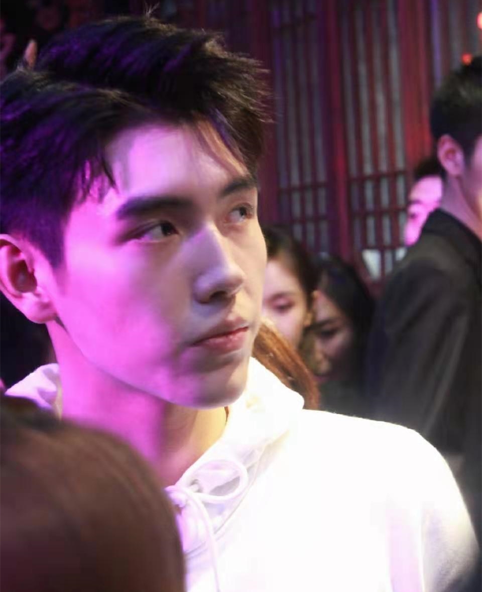 最帅星二代陈飞宇离开精修逐渐凯歌化说好的男孩随妈呢