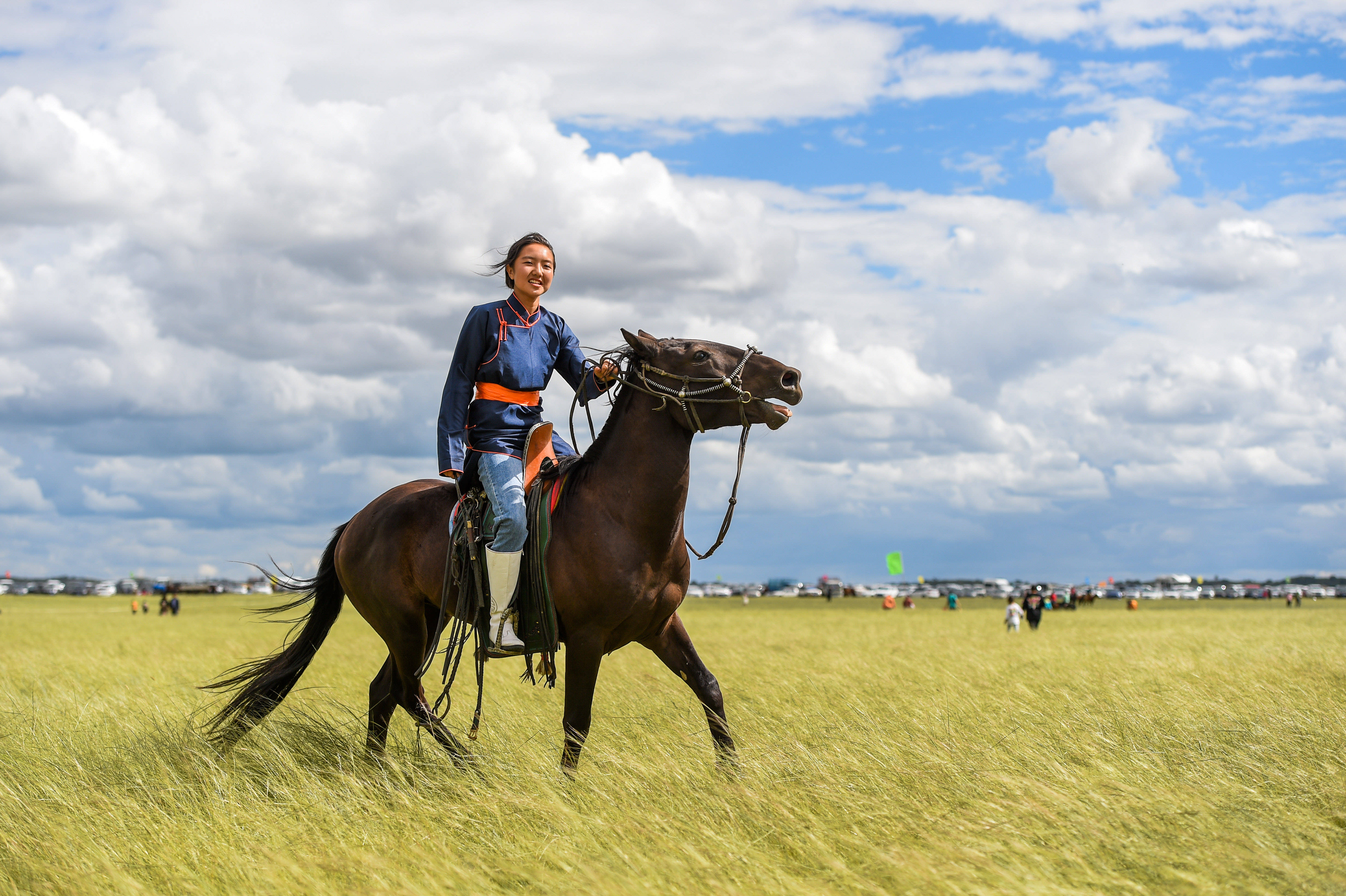 草原女孩锡林花的暑期欢乐时光