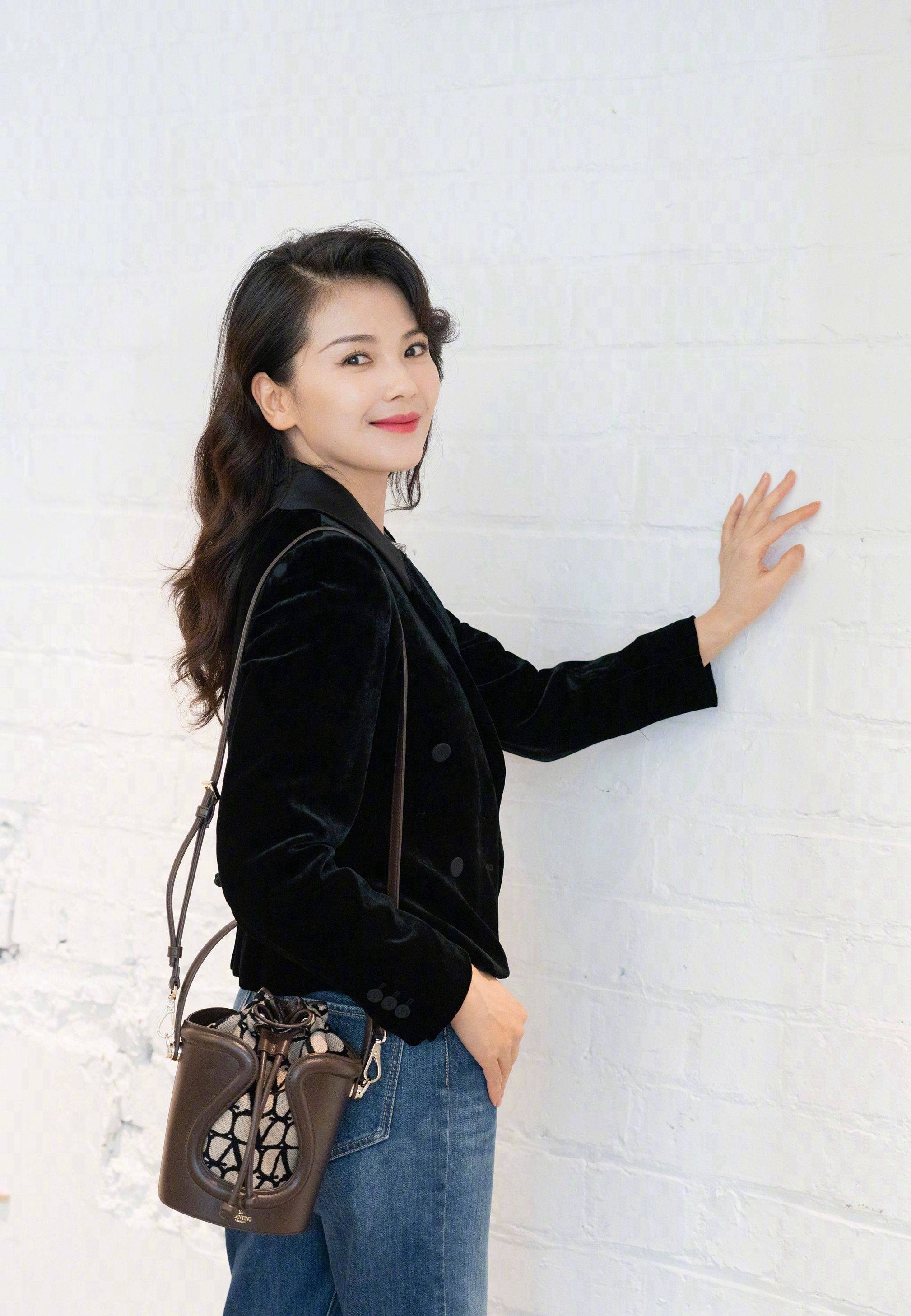 刘涛大波浪长发时尚写真