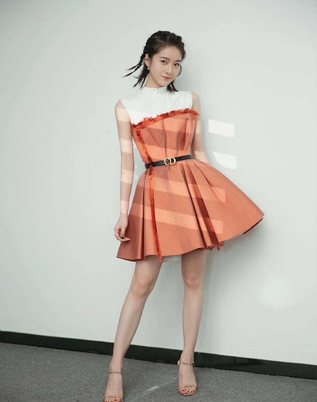 张雪迎气质太高级,穿波点衬衫裙配渔网贝雷帽,23岁成优雅名媛_曲线_都