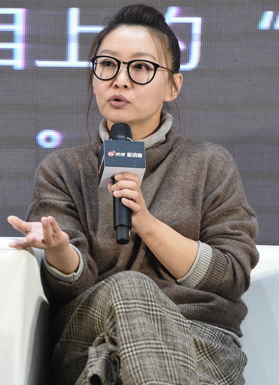 组图:刘天池现身新浪潮论坛 黑框眼镜显斯文棕色look状态佳