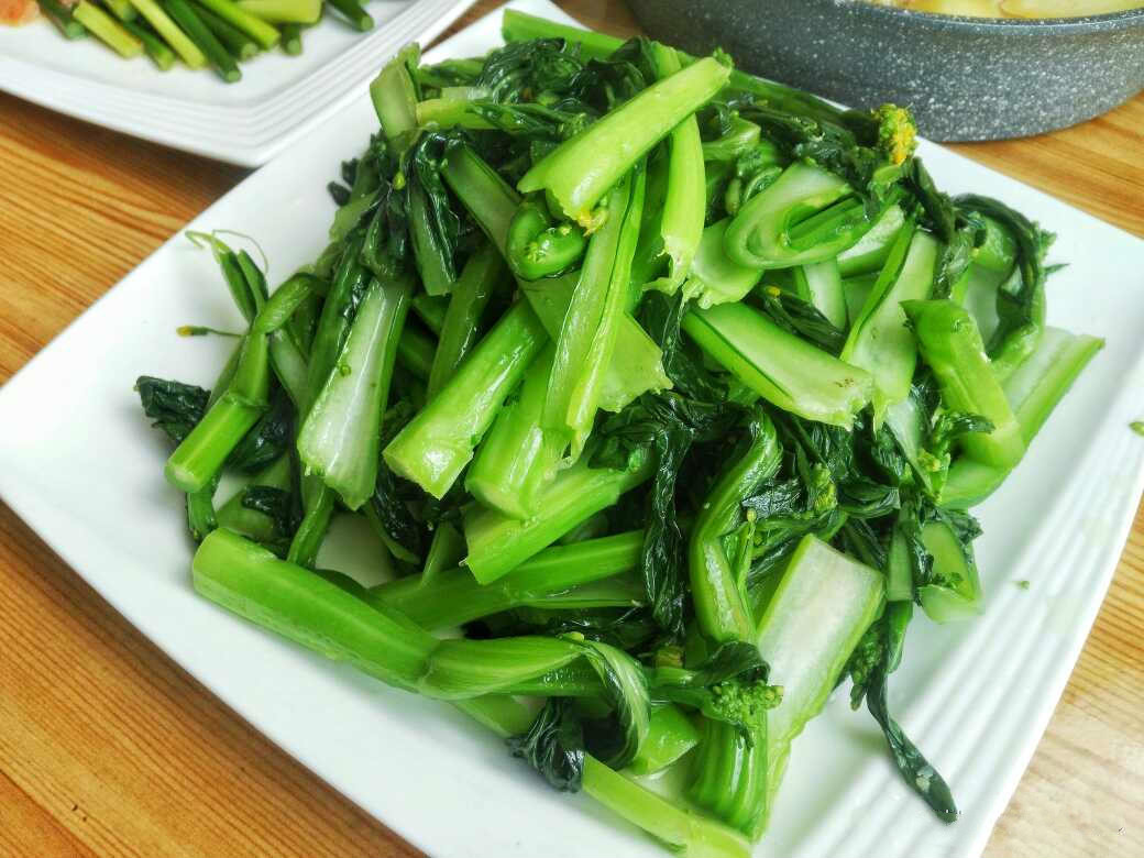 同事来家做客,女朋友做了一桌子菜招待,他们走后什么事情让女友生气了