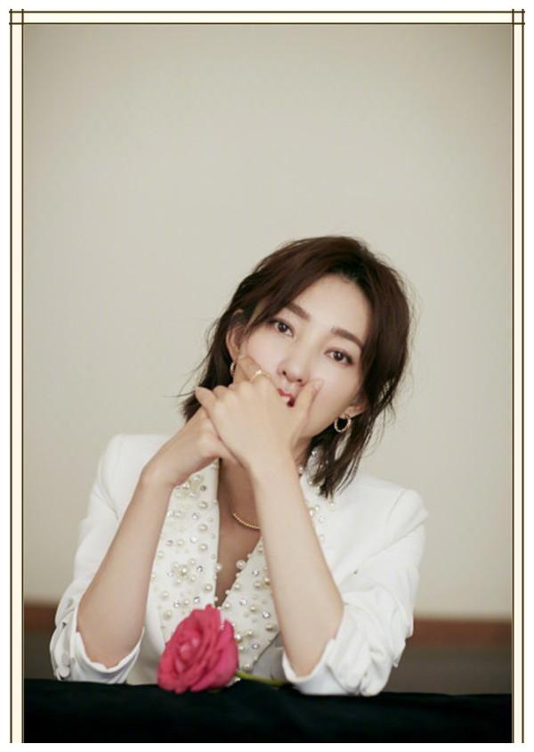 王丽坤以前有直发,最近换了新发型,剪成了现在最流行的锁骨头发.