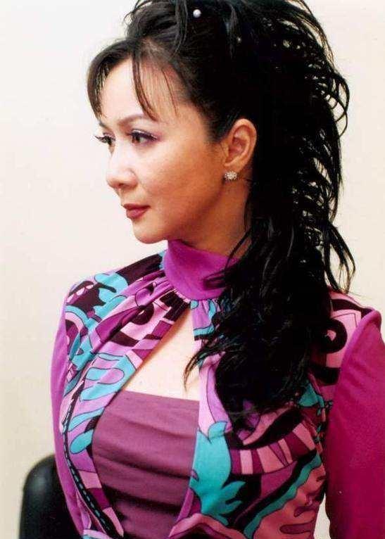 从开始到现在,她的脸就是紧绷又透亮,不信看看蔡明老师年轻时的照片