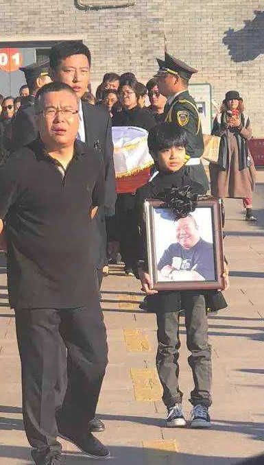 臧天朔儿子参加父亲葬礼!长得眉清目秀!眼睛都哭肿了!