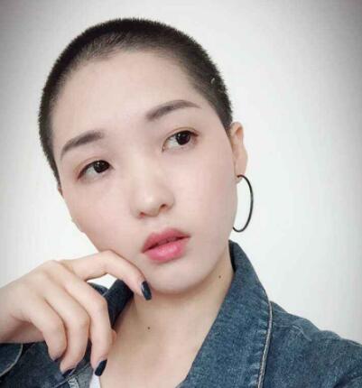 寸头可以有很多种不同的表现形式,像这位长圆脸的女生选择演绎的是