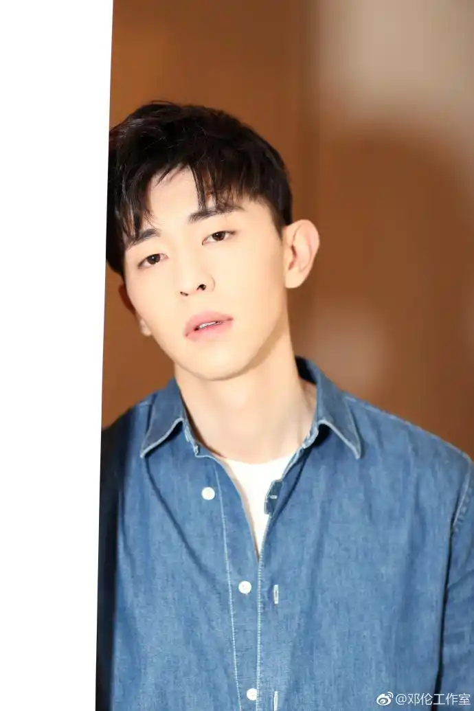 [邓伦][新闻]180308 邓伦最新大片曝光 牛仔衬衫诠释舒适时尚态度