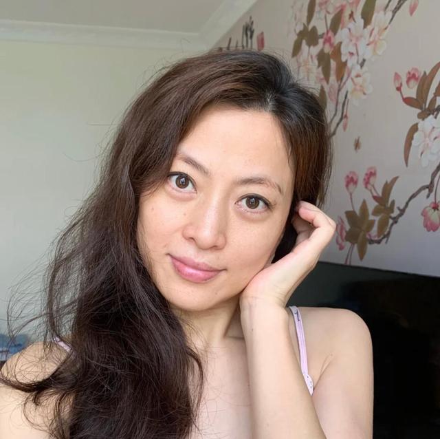 40岁女人不会化妆没关系,学会这几个技巧,"素颜"出街就很漂亮