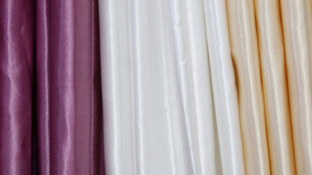 米白色与纯白色对比