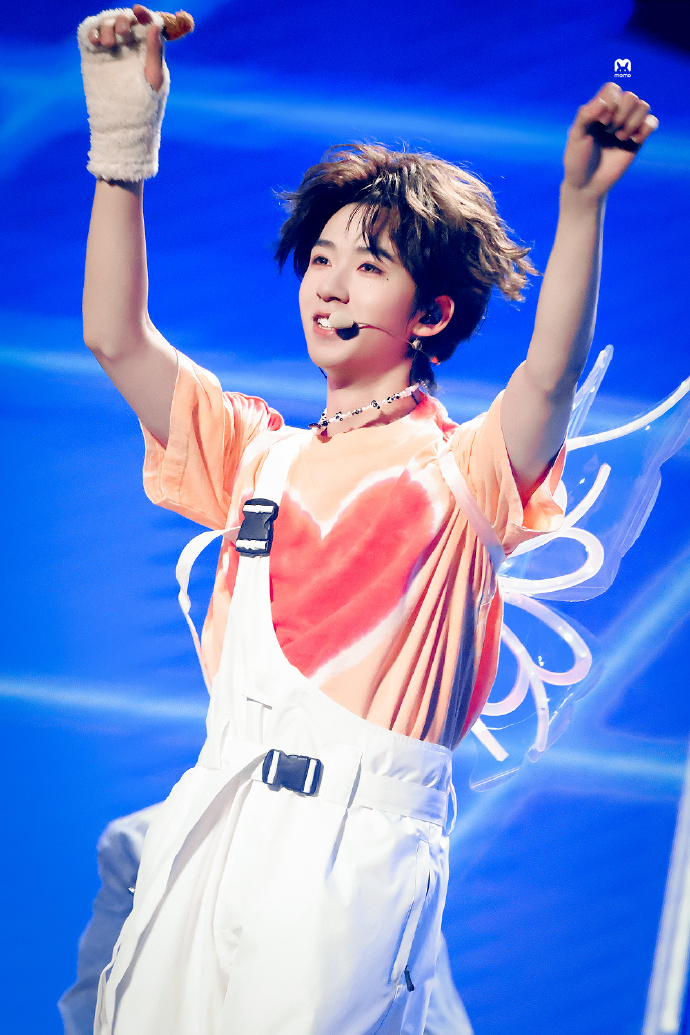 贺峻霖看到娶我灯牌的反应#本人私心,我最爱的小蝴蝶笑得很开心的