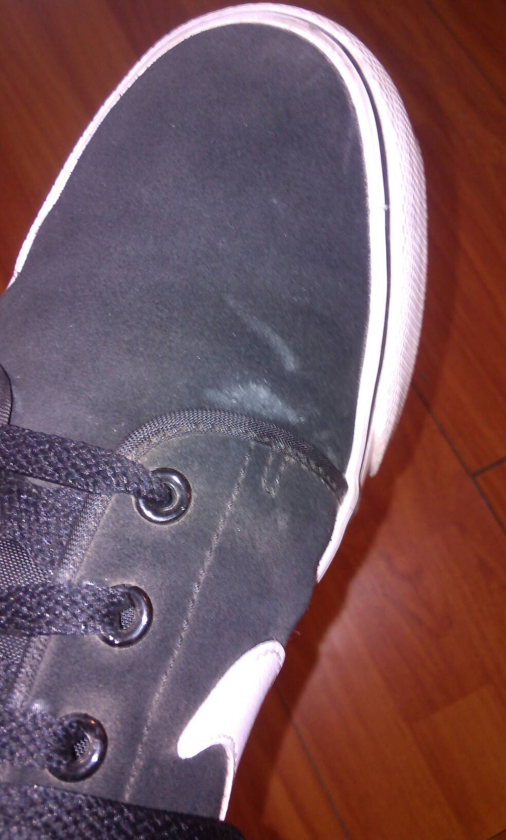 鞋子上有类似于水渍的白白的东西如何处理 详细请看图片 用水擦也没用