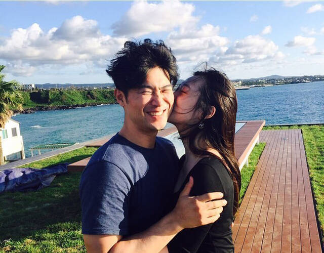 近日,韩国女团f(x)前成员崔雪莉晒出与大14岁男友崔子的合照后,再次晒