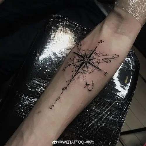小臂黑灰指南针纹身图案