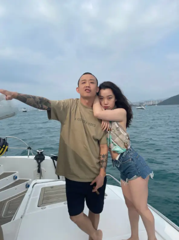 王斯然儿子满一周岁,晒一家三口照却遭gai冷漠对待,真崩了?