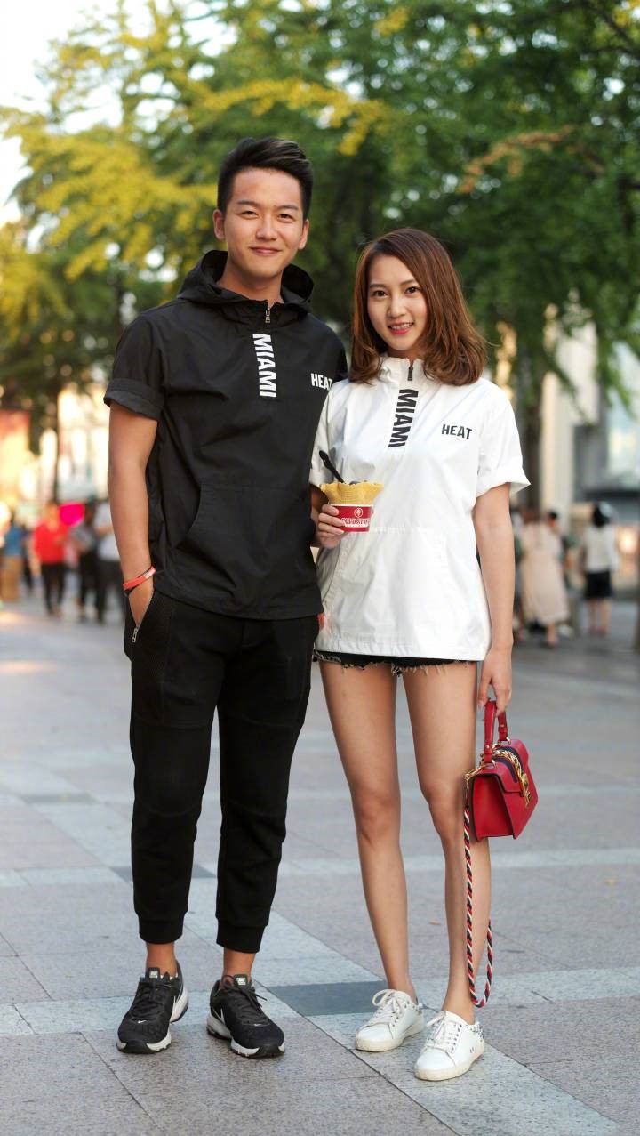 蒋劲夫晒照看似表示热,实则公布恋情!一对黑白情侣装成重点!