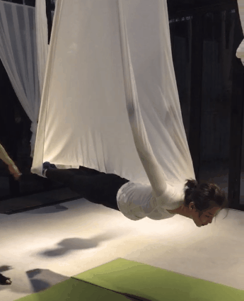 刘涛练习空中瑜伽柔韧度好高难度动作不在话下