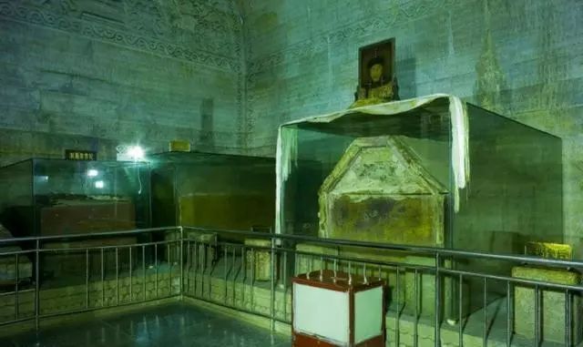 乾隆陵寝被盗溥仪派人前去收尸大臣痛哭睹此惨状悲愤填胸