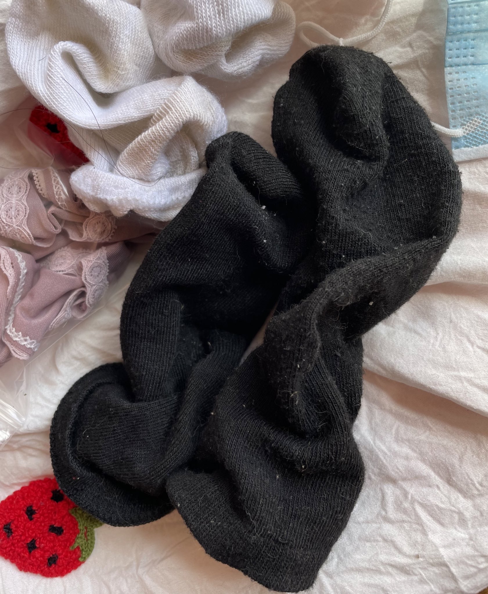 超级吸汗的黑袜子,柔软透气,爬山也不会磨脚咯