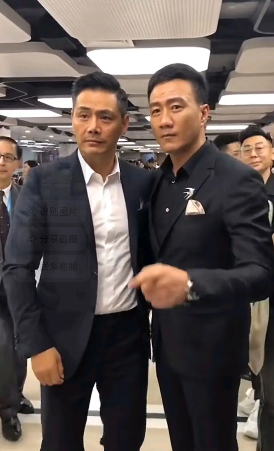 邵兵以冷酷的面庞健硕有型的身材于胡军一起成为九十年代末中国硬汉的