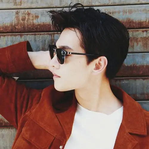 戴墨镜的男人侧脸帅气头像