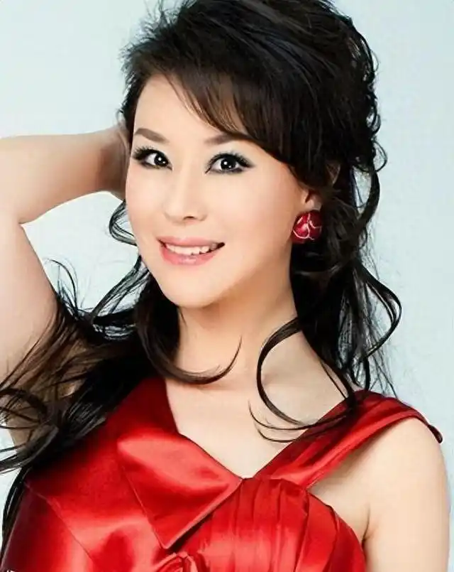 "9登春晚"到"查无此人",47岁的民歌天后,为何至今无人敢娶