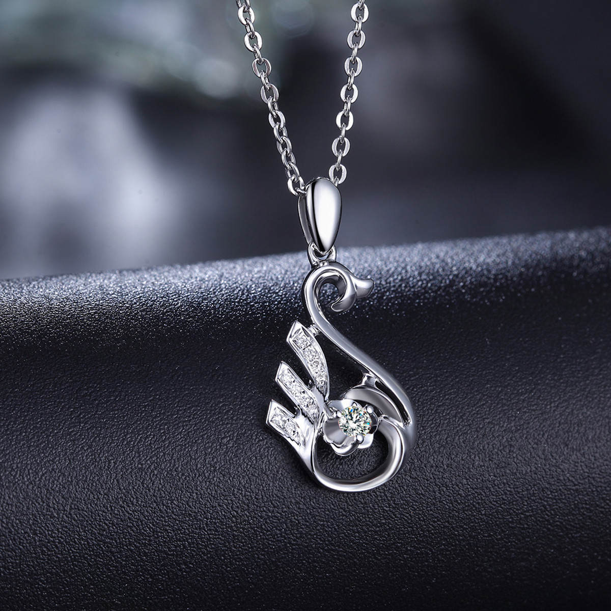 周六福白18k金天鹅钻石吊坠