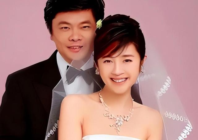 标题:亿万富豪丁健与前央视女主持许戈辉的爱情故事:婚姻的转捩点与