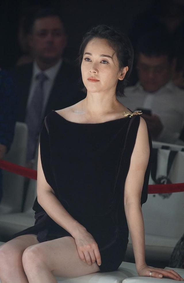 左小青的一双"奶棍腿"太抢镜了,看着让人羡慕,穿裙子真够美的