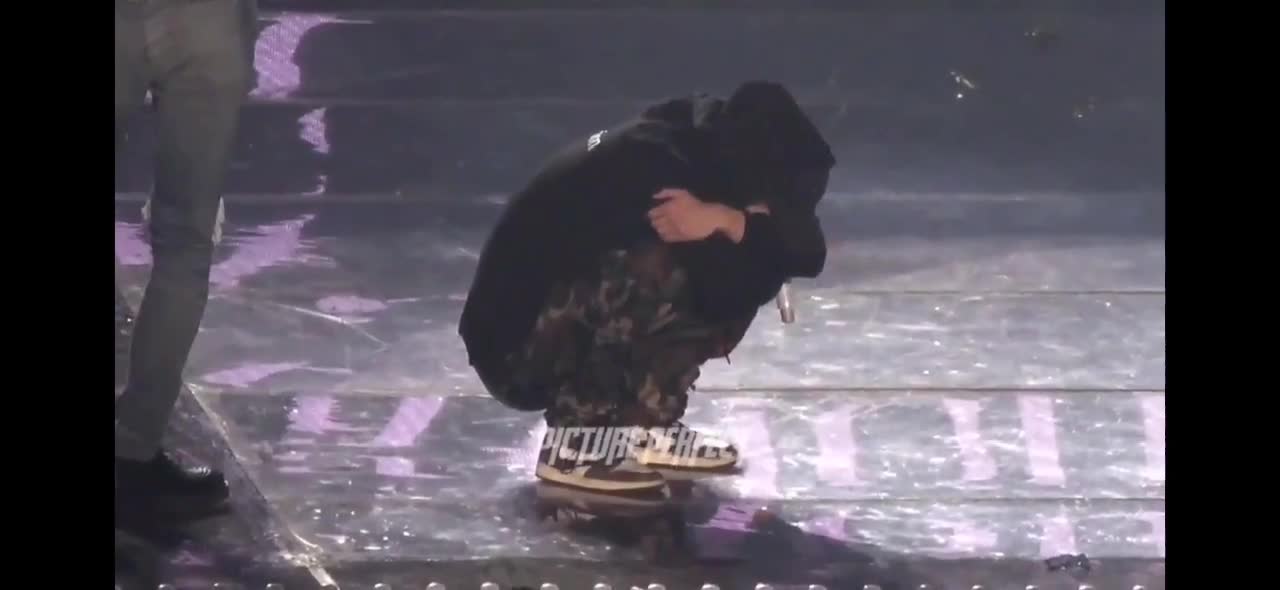 金钟仁 是谁家的小孩子在蹲着哭啊 看着好心疼-影视综视频-搜狐视频