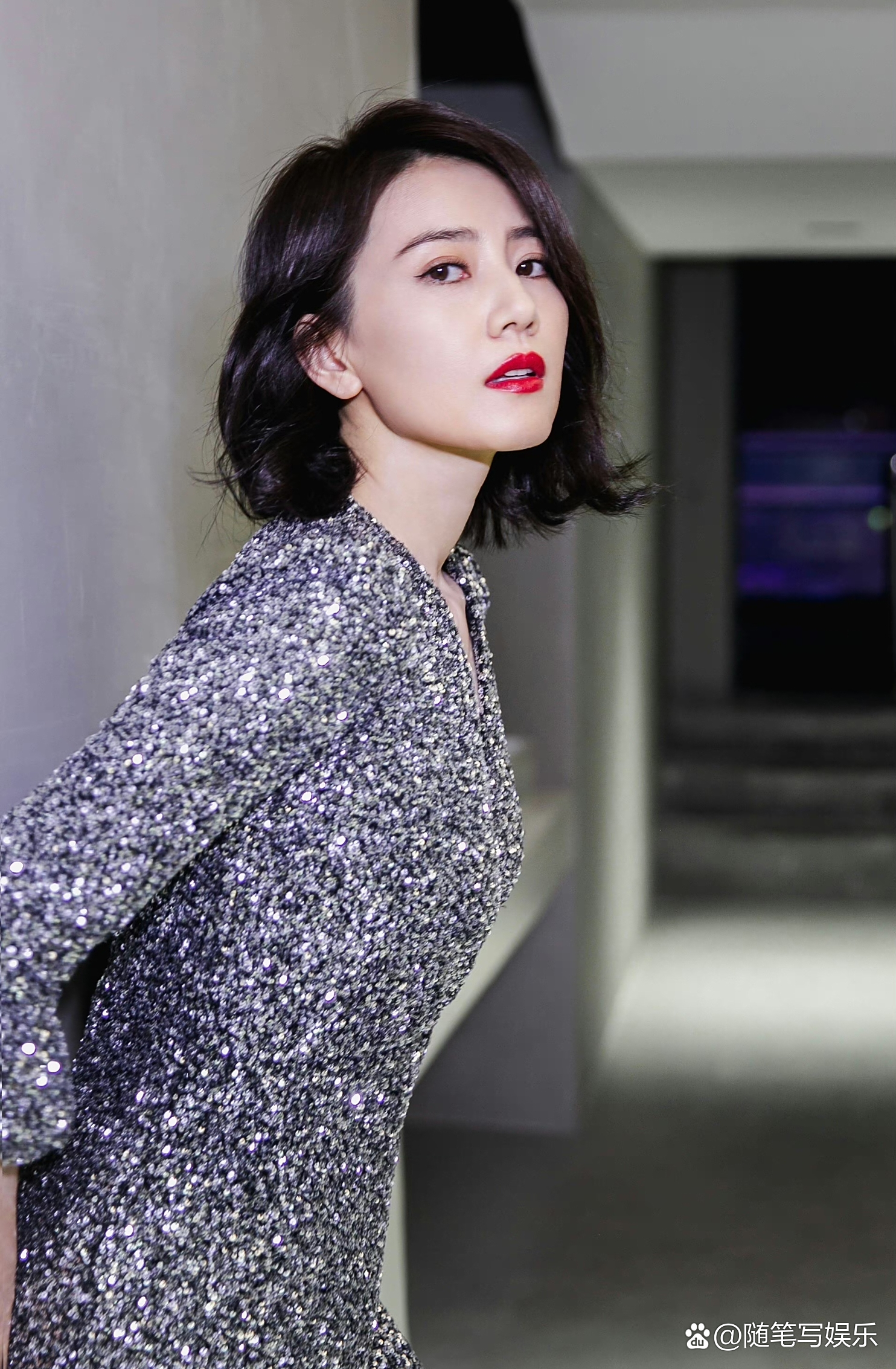 高圆圆短发造型,一副贵气样,高级优雅.